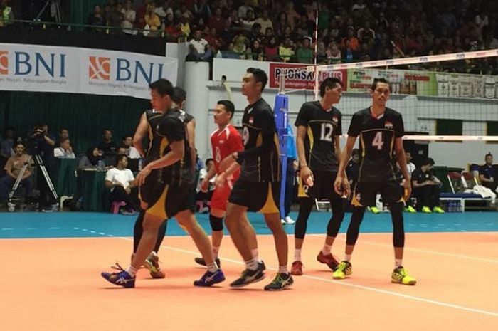 Timnas bola voli putra Indonesia berjalan pada set kedua melawan Jepang pada babak semifinal Kejuaraan Bola Voli Senior Putra Asia 2017 (Asian Men's Volleyball Championship) di GOR Tridharma, Gresik, Senin (31/7/2017).