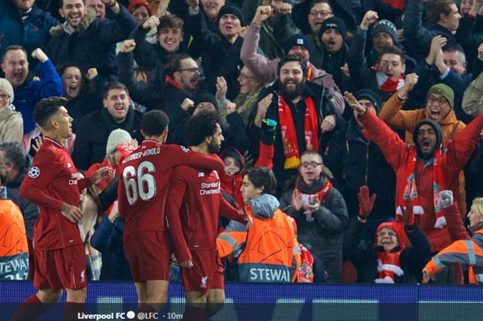 Penyerang Liverpool FC, Mohamed Salah (kanan), merayakan gol yang dicetak ke gawang Napoli dalam laga Grup C Liga Champions di Stadion Anfield, Liverpool pada 11 Desember 2018.