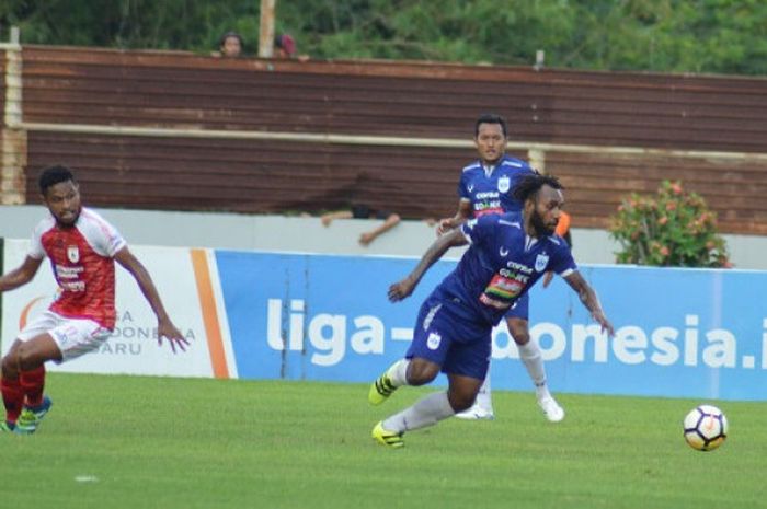 Gelandang PSIS Semarang, Nerius Alom, saat berhadapan dengan Persipura Jayapura di Stadion Moch Soebroto, Sabtu (1/12/2018).