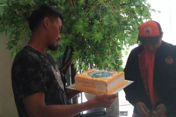 Bek Persija Jakarta, Maman Abdurrahman, saat dihadiahi kue ulang tahun oleh perwakilan Jakmania di T-Hotel, Kebayoran Lama, Jakarta Selatan, pada Kamis (12/5/2016) sore.