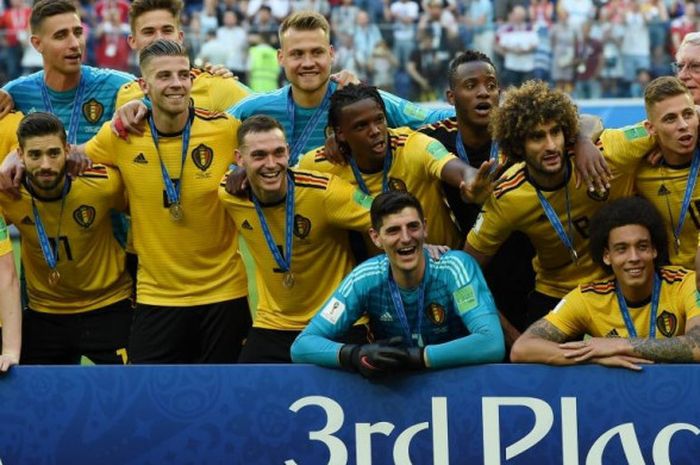 Para pemain timnas Belgia merayakan keberhasilan meraih medali perunggu Piala Dunia 2018 setelah menekuk Inggris dalam duel perebutan tempat ketiga di Saint Petersburg Stadium, 14 Juli 2018.