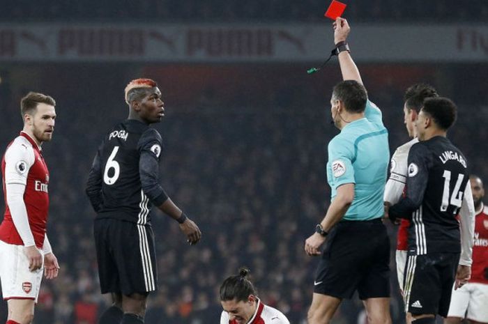 Pemain Manchester United, Paul Pogba, mendapat kartu merah pada laga Liga Inggris kontra Arsenal di Stadion Emirates, London, Sabtu (2/12/2017).