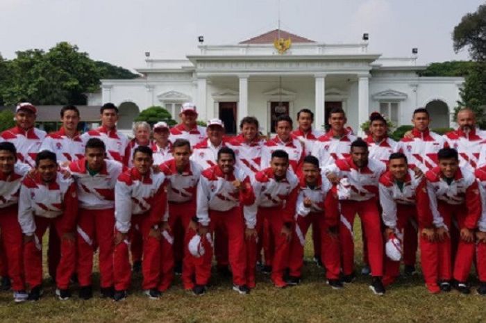 Luis Milla (tengah) dan Timnas Indonesia U-22 berpose di Istana Negara, Jakarta, usai bertemu Presiden Jokowi, Senin (7/8/2017).