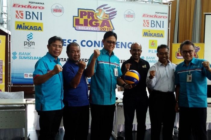 Direktur Utama Bank Sumsel Babel (ketiga dari kiri) dan Direktur Proliga Hanny Sukarty (ketiga dari kanan) berpose bersama setelah konferensi pers seri kedua putaran kedua Proliga 2018 di Kantor Pusat Bank Sumsel, Kamis (8/3/2018).