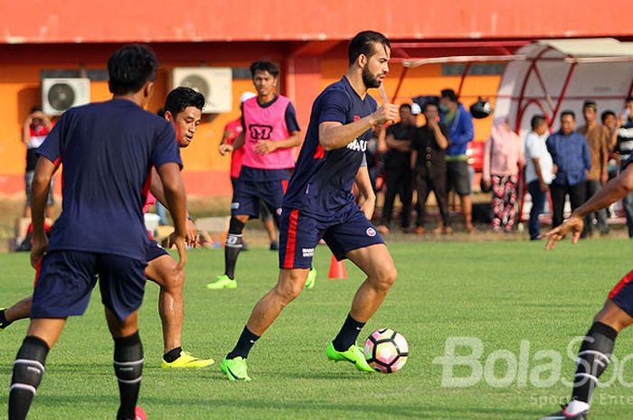 Aksi penyerang Madura FC, Lamjed Chehoudi, saat menggiring bola saat berlatih dalam rangkaian Training Center di Stadion Ratu Pamellingan Pamekasan, Jawa Timur (12/02/2018).