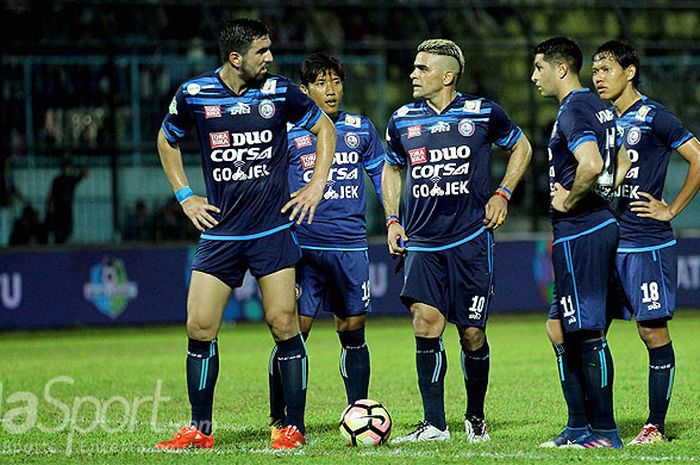 Pemain Arema berdiskusi saat akan melakukan tendangan bebas ke arah gawang lawannya, Persela Lamongan dalam laga pekan ke-24 Liga 1 di Stadion Kanjuruhan Malang, Jawa Timur, Sabtu (16/09/2017) malam.