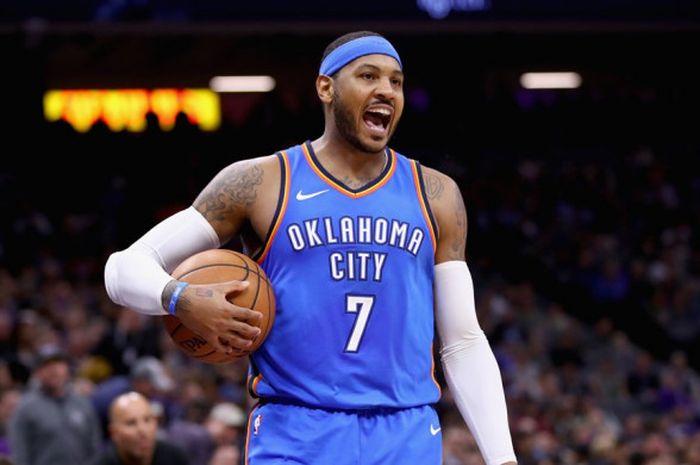 Pebasket Oklahoma City Thunder, Carmelo Anthony, bereaksi setelah dianggap melakukan pelanggaran oleh wasit pada laga musim reguler melawan Sacramento Kings di Golden 1 Center, Sacramento, California, Amerika Serikat, 7 November 2017.