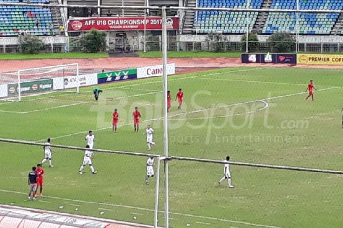 Suasana laga timnas u-19 Indonesia vs Myanmar pada laga perebutan peringkat ketiga Piala AFF U18 di Thuwunna Stadium, Yangon, Myanmar, Minggu (17/9/2017).