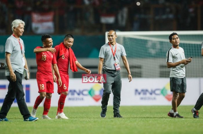 Timnas Indonesia bernyanyi bersama suporter usai mengalahkan timnas Mauritius dengan skor 1-0 pada laga uji coba di Stadion Wibawa Mukti, Cikarang, Jawa Barat, Selasa (11/9/2018)