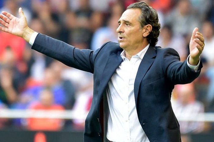 Reaksi Cesare Prandelli saat memimpin Valencia dalam partai La Liga versus Barcelona di Stadion Mestalla, Valencia, 22 Oktober 2016.