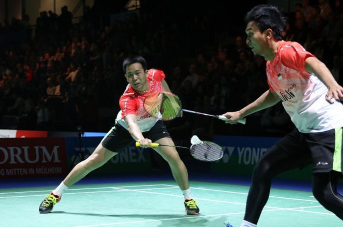 Pasangan ganda putra nasional, Mohammad Ahsan (kanan)/Hendra Setiawan, mengembalikan shuttlecock dari lawan mereka, Lee Jhe-Huei/Lee Yang (Taiwan), pada babak perempat final turnamen Jerman Terbuka 2018  yang berlangsung di Innogy Sporthalle, Mulheim an der Ruhr, Jerman, Jumat (9/3/2018).