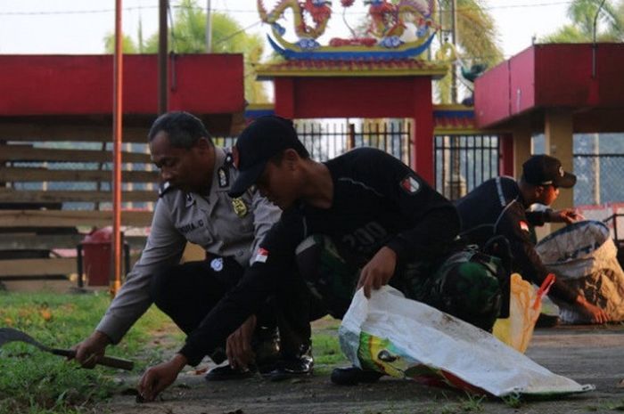 Anggota TNI dari Kodim 0418 dan Polresta dan masyarakat kota Palembang melakukan kegiatankarya bakti di Pulau Kemaro, untuk menyambut Asian Games 2018.