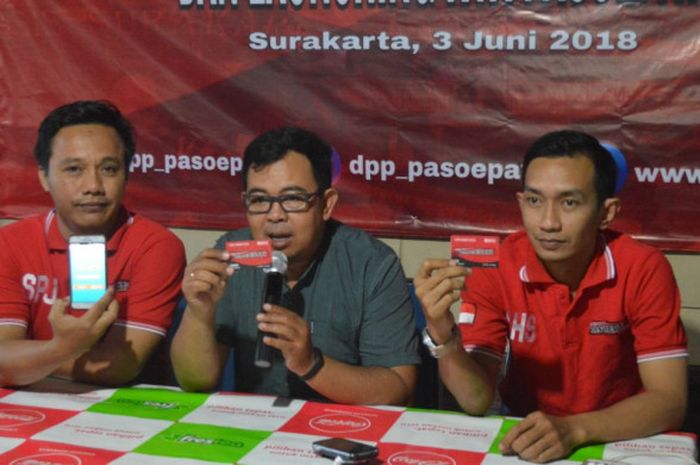 Presiden Pasoepati, Aulia Haryo Suryo (kanan), wakil presiden Pasoepati, Surya Panca (kiri), dan perwakilan dari pihak bank (tengah) saat peluncuran KTA Pasoepati, Minggu (3/6/2018).