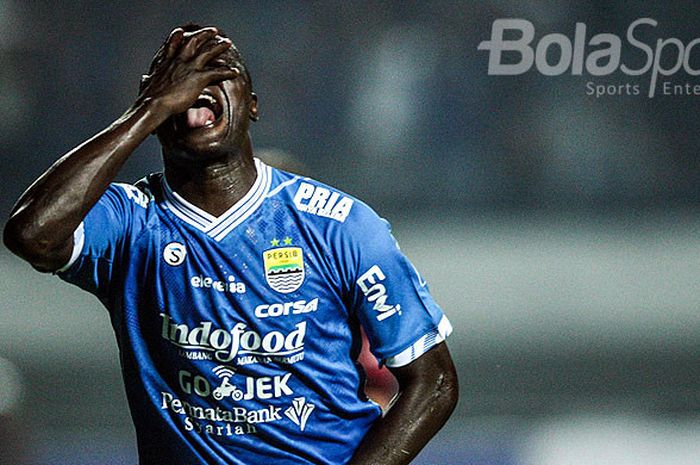 Selebrasi striker Persib Bandung, Ezechiel N'Douassel, seusai mencetak gol ke gawang PSM Makassar pada pekan kesepuluh Liga 1 2018 di Stadion GBLA, Bandung, Rabu(23/05/18). 