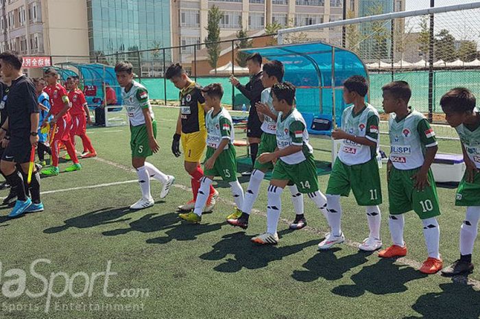 Tim pelajar U-12 Indonesia dan tim Myanmar U-12  bersiap memasuki lapangan menjelang duel  perdana di Grup B  di lapangan sintetis di Olimpic Sport Stadium, Qinhuangdao, Senin (7/8) pagi. 