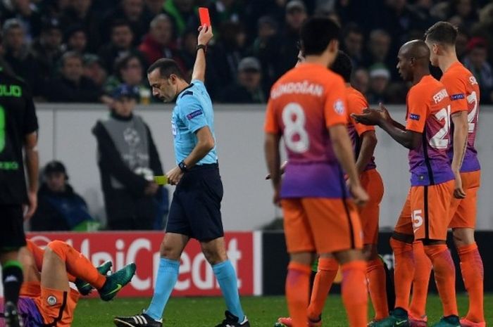 Gelandang Borussia Moenchengladbach, Lars Stindl, menerima kartu merah dari wasit Cuneyt Cakir dalam laga Grup C Liga Champions kontra Manchester City di Stadion Borussia Park, Jerman, 23 November 2016.