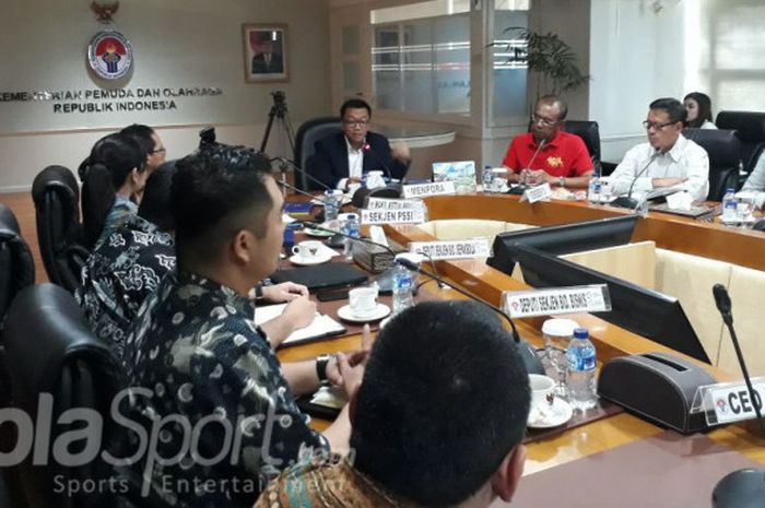 PSSI melakukan pertemuan dengan Menpora Imam Nahrawi di Kemenpora, Senayan, Jakarta Pusat, Rabu (21/2/2018).