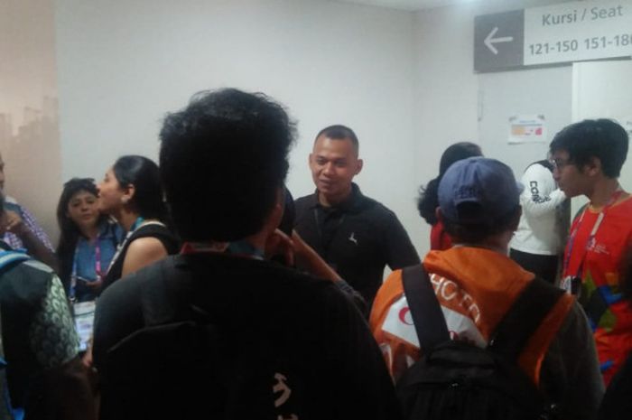 Suasana kisruh di depan pintu masuk media tribune Istora Senayan, Jakarta, Selasa (28/8/2018).