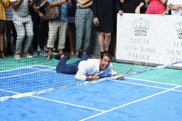 Petenis putra Spanyol, Rafael Nadal  berpose dalam acara pertandingan persahabatan bulu tangkis di The Lotte New York Palace Invitational di New York City, Kamis (24/8/2017).