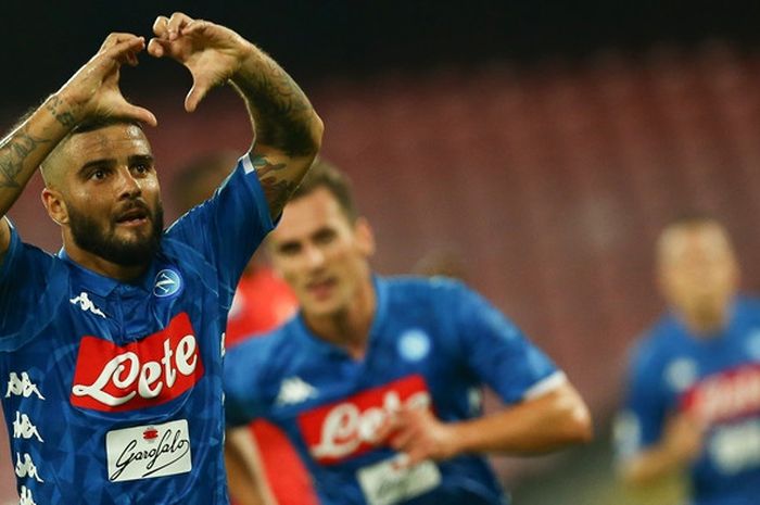 Penyerang Napoli, Lorenzo Insigne, merayakan gol yang dicetak ke gawang Fiorentina dalam laga Liga Italia di Stadion San Paolo, Naples, Italia pada 15 September 2018. 