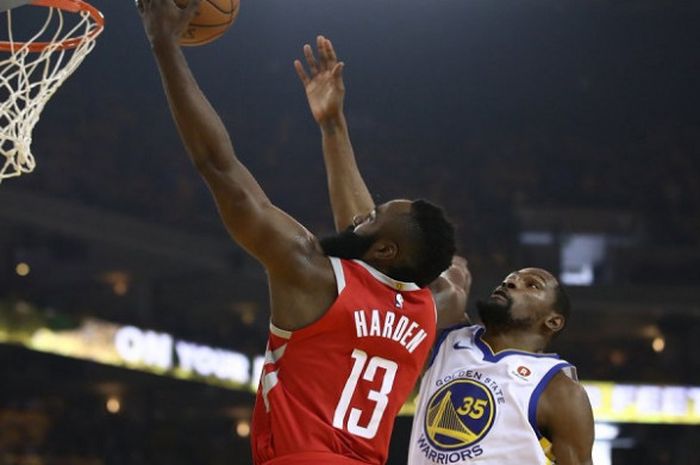 Pemain Golden State Warriors, Kevin Durant (kanan), saat berusaha menghalangi laju James Harden (kiri) pada laga keenam final  wilayah barat NBA 2017/18, Minggu (27/5/2018) WIB.