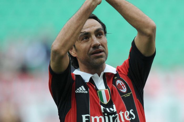 Melawan Novara pada 13 Mei 2012 di Stadion San Siro, Milan, Alessandro Nesta memberikan tepuk tangan untuk fan AC Milan sebagai salam perpisahan dirinya yang memutuskan pensiun di tahun itu.