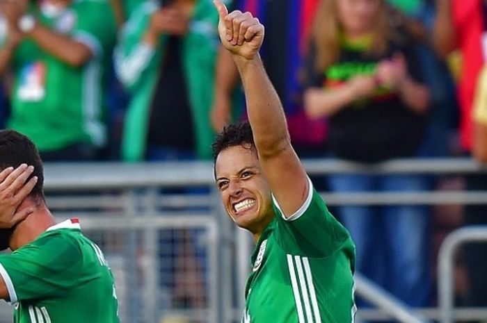 Penyerang Meksiko, Javier 'Chicharito' Hernandez (kanan), melakukan selebrasi seusai membobol gawang Jamaika, dalam laga Copa America 2016 di California, Amerika Serikat, Jumat (10/6/2016) pagi WIB.