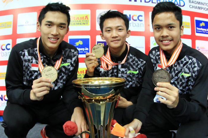 Jonatan Christie (kiri), Ihsan Maulana Mustofa (tengah), dan Anthony Sinisuka Ginting memamerkan medali yang mereka raih dalam Badminton Asia Team Championship 2016.