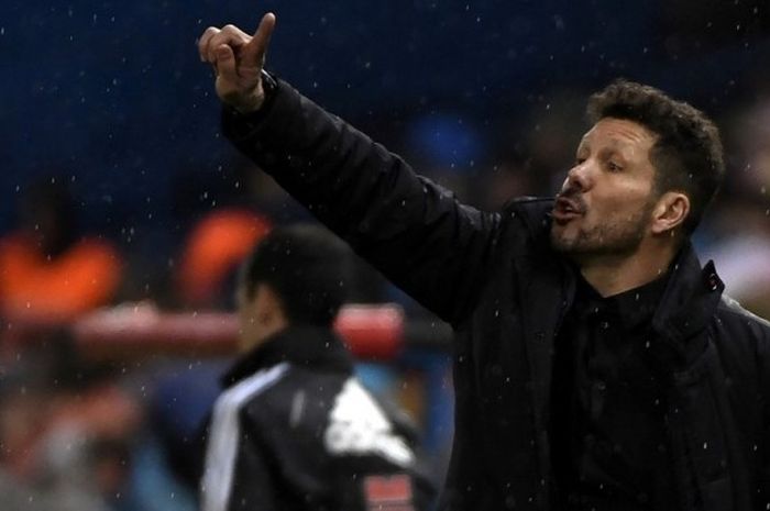 Pelatih Atletico Madrid, Diego Simeone, memberikan instruksi kepada anak-anak asuhnya dalam pertandingan La Liga kontra Celta Vigo di Stadion Vicente Calderon, Madrid, Spanyol, 12 Februari 2017.