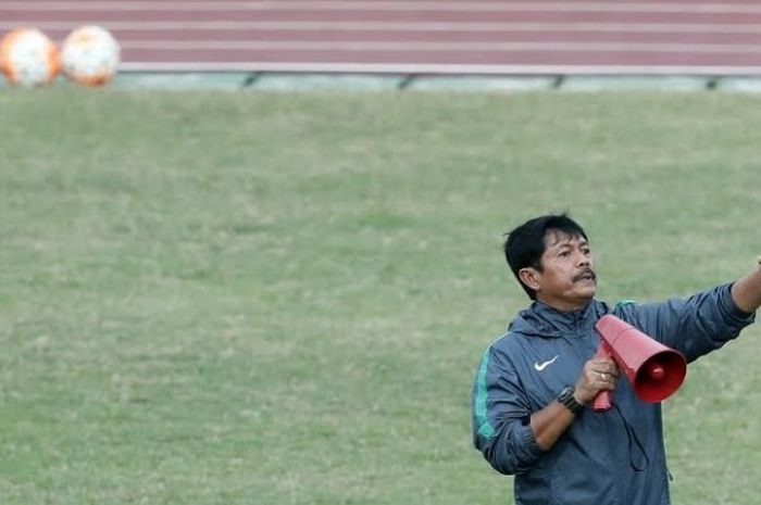 Pelatih timnas U-18 Indonesia, Indra Sjafri memegang mikrofon sebagai alat untuk memberikan instruksi ke pemain dalam seleksi tahap kedua skuat Garuda Muda di  lapangan Atang Sutresna, Markas Kopassus, Cijantung, Jakarta Timur, Jumat (7/4/2017).