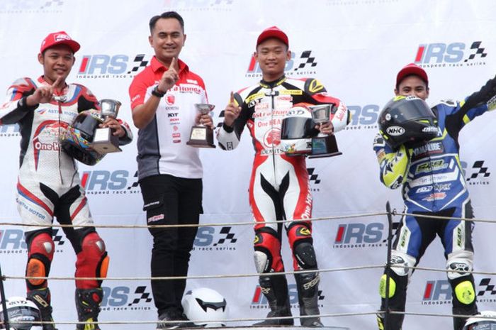 Pebalap Astra Honda Racing Team, Rheza Danica Ahrens (kedua dari kanan), berhasil menjuarai balapan pertama Kejurnas 250cc Indospeed Race Series (IRS) 2017 putaran keempat, di Sirkuit Sentul, Kabupaten Bogor, Sabtu (14/10/2017).