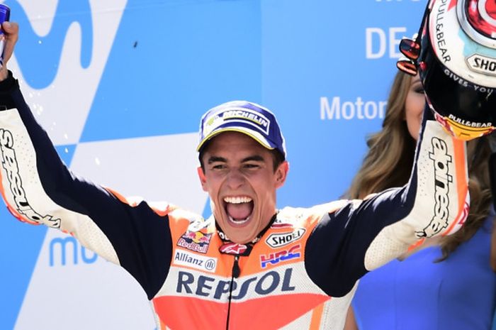 Pebalap Repsol Honda asal Spanyol, Marc Marquez, melakukan selebrasi setelah memenangi balapan GP Aragon di MotorLand Aragon, Alcaniz, Spanyol, Minggu (24/9/2017).