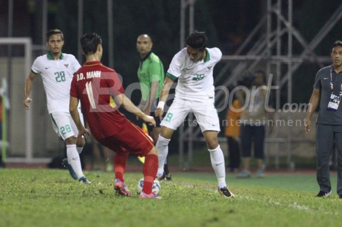 Gelandang timnas Indonesia, Septian David Maulana, berduel dengan pemain  Vietnam dalam pertandingan keempat Grup B di Stadion Selayang Municipal Council, Selasa (22/8/2017). 