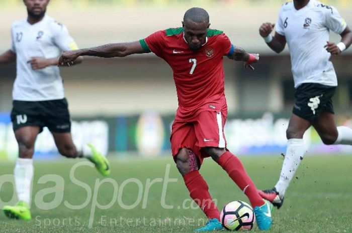 Kapten timnas Indonesia, Boaz Solossa, beraksi pada laga persahabatan internasional kontra Fiji di Stadion Candrabhaga, Bekasi, pada Sabtu (2/9/2017).