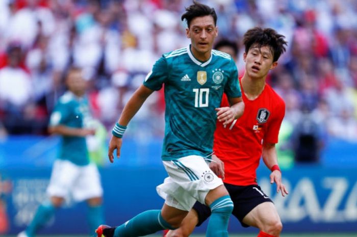  Gelandang Jerman, Mesut Oezil, ditempel ketat pemain Korea Selatan Lee Jae-sung dalam partai Piala Dunia 2018 di Kazan Arena, Kazan, 27 Juni 2018. 