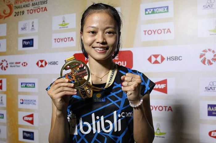 Pebulu tangkis tunggal putri nasional Indonesia, Fitriani, berpose dengan medali yang dia raih seusai menjuarai turnamen Thailand Masters 2019 di Indoor Stadium Huamark, Bangkok, Thailand, Minggu (13/1/2019).