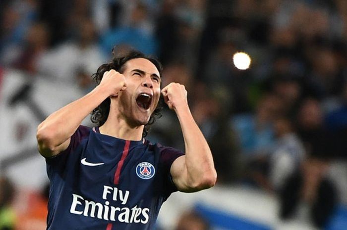 Selebrasi striker Paris Saint-Germain, Edinson Cavani, setelah sukses mencetak gol ke gawang Olympique Marseille dalam laga Liga Prancis 2017-2018 di Stadion Stade Velodrome, Marseille, Prancis, pada Minggu (22/10/2017).