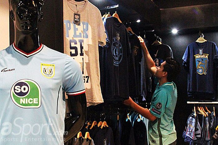 Suasana di dalam Diehard Store yang menjadi rekanan resmi Persela dalam menjual apparel.