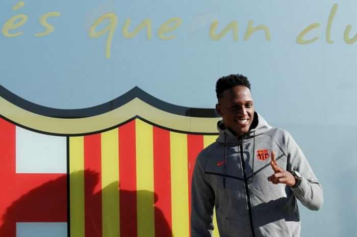 Pemain FC Barcelona, Yerry Mina, berpose di Barcelona, Spanyol, pada 12 Januari 2018.