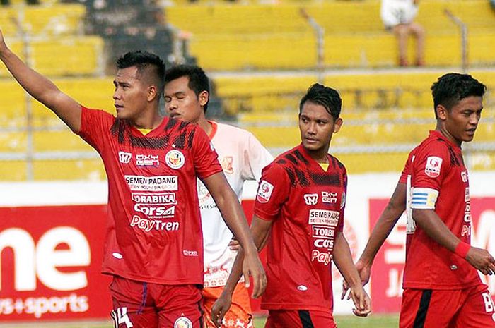 Penyerang Semen Padang FC, Riski Nofriansyah, merayakan gol yang ia cetak ke gawang PSIR Rembang dalam laga lanjutan Liga 2 2018 di Stadion H. Agus Salim, Padang, pada Kamis (9/8/2018).