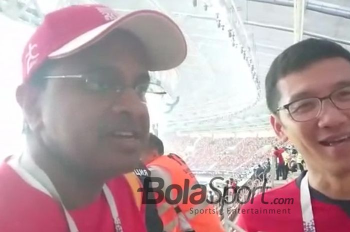 Joan Keat dan Omar Siraj, fan dari Singapura, yang menonton laga final Piala Dunia 2018, di Luzhniki Stadium, Minggu (15/7/2018) pukul 22.00 WIB.