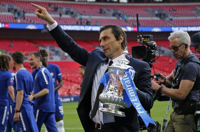 Pelatih Chelsea, Antonio Conte, memegang trofi Piala FA sesuai membawa timnya mengalahkan Manchester United dalam laga final di Stadion Wembley, London, Inggris pada 19 Mei 2018.