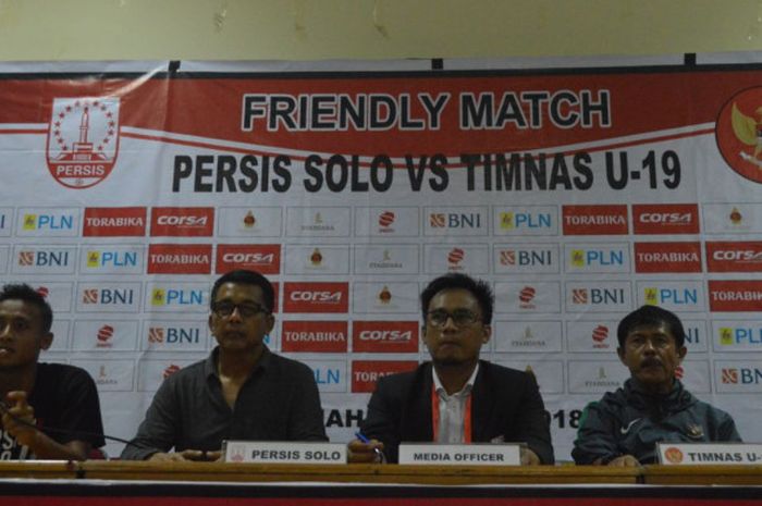 Striker Persis Solo, Tri Handoko (kiri), berbicara saat jumpa pers usai pertandingan melawan Timnas U-19 Indonesia di Stadion Manahan, Solo, Senin (28/5/2018).