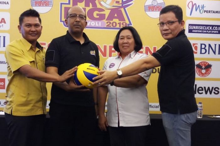 Dari kiri ke kanan, Ketua Panpel Yusuf Trudo Nainggolan, Hanny Surkatty (PP PBVSI0, Ay Murni (Sekum Pengprov PBVSI Jatim), dan Reginald Nelwan (ofisial Garuda) dalam konferensi pers jelang seri kedua putaran pertama Proliga 2019, Kamis (13/12/2018).