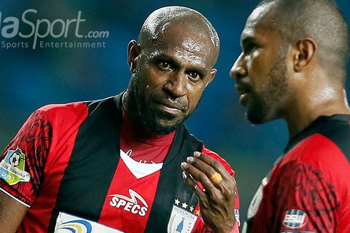  Ekpresi pemain Persipura Jayapura, Boaz Solossa (kiri), saat tampil melawan Bhayangkara FC dalam la