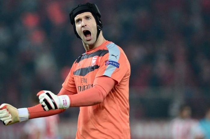 Penjaga gawang Arsenal, Petr Cech, melakukan selebrasi setelah timnya mengalahkan Olympiakos 3-0 pada pertandingan terakhir penyisihan Grup F Liga Champions di Georgios Karaiskakis Stadium, Piraeus, Rabu (9/12/2015).