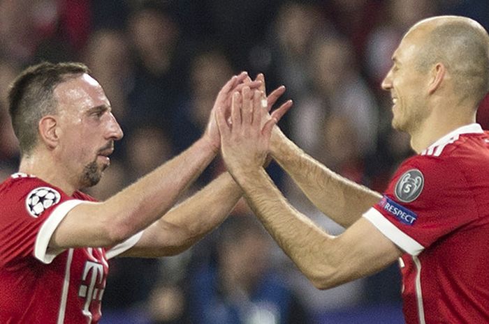 Dua winger Bayern Muenchen, Franck Ribery dan Arjen Robben, berselebrasi usai timnya mencetak gol kedua ke gawang Sevilla di Stadion Ramon Sanchez Pizjuan dalam ajang Liga Champions, pada Rabu (4/4/2018).