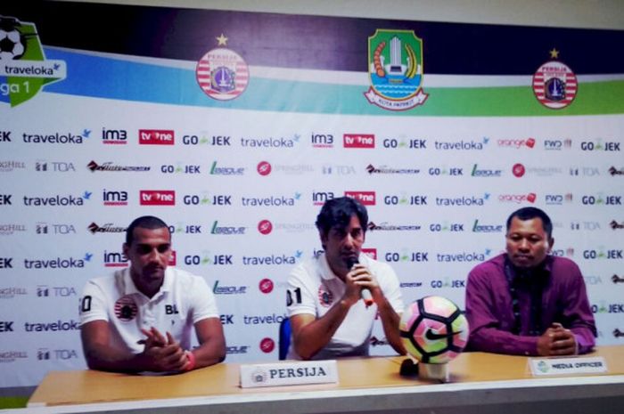 Pelatih Persija, Stefano Cugurra berbicara dalam sesi jumpa pers di Stadion Patriot Bekasi, Senin (18/9/2017)