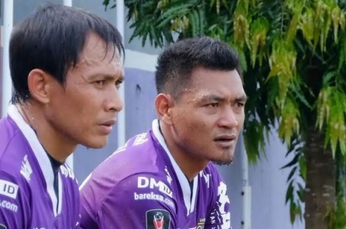 Kiper Wawan Hendrawan (kanan) bersama penjaga gawang Bali United, Kadek Wardana pada sesi latihan pagi di lapangan Banteng, Seminyak, Kuta, Jumat (24/3/2017). 