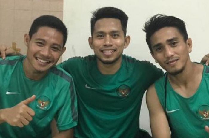 Trio pemain Surabaya sedang berkumpul bersama